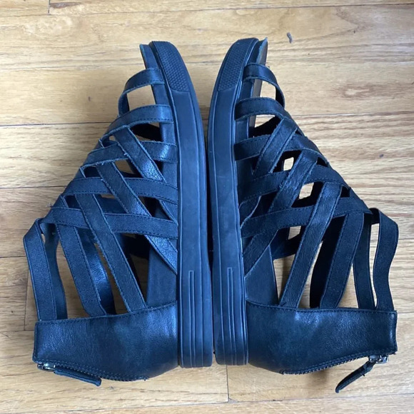 EILEEN Fisher sz 6.5 black leather striped sandals zip back, good pre owned cond